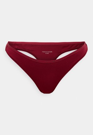 Burgundski bikini donji dio napravljen od mekog materijala s niskim izrezom, s detaljima izrezanih stranica i "Tommy Hilfiger" logom na elastičnom pojasu.