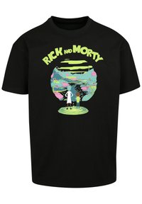 Fekete pamut póló, melyen színes grafika látható két karakterről, akik egy vibráló animált jelenet felé néznek egy portálon belül, a "RICK ÉS MORTY" felirattal felette.