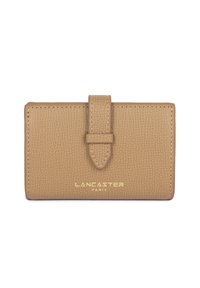 Portafoglio in pelle color cuoio con chiusura magnetica, dotato di un logo discreto in oro nella parte inferiore e di una forma rettangolare elegante.
