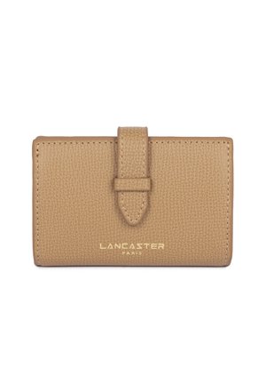 Portafoglio in pelle color cuoio con chiusura magnetica, dotato di un logo discreto in oro nella parte inferiore e di una forma rettangolare elegante.
