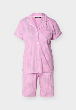 Vaaleanpunainen lyhythihainen napillinen pyjamanpaita ja siihen sopivat polvipituudet shortsit, joissa ohuet pystysuorat raidat ja rintatasku, valkoisella taustalla.