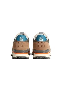 Sneaker marroni e grigi con un accento blu, realizzati in materiali scamosciati e tessili, con dettagli perforati e una striscia arancione sulla suola.