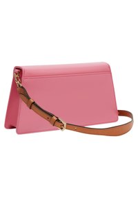 Borsa a mano in pelle rosa con design strutturato, tracolla regolabile marrone e dettagli in metallo dorato. Texture liscia e linee pulite.