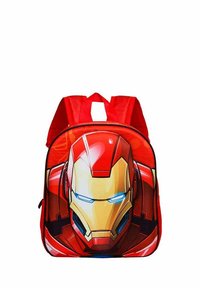 Mochila roja con un diseño ilustrado de Iron Man en la parte frontal, con correas acolchadas ajustables y cierre de cremallera.