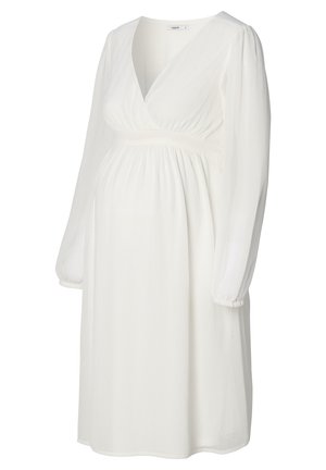 Robe de maternité blanche avec un design croisé, des manches bouffantes longues et une taille cintrée. Fabriquée en tissu léger et texturé.