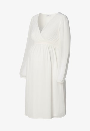 Robe de maternité blanche avec un design croisé, des manches bouffantes longues et une taille cintrée. Fabriquée en tissu léger et texturé.