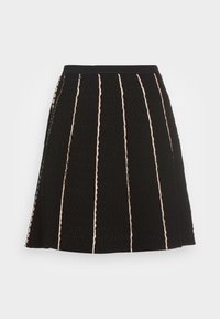 Musta hame, jossa on teksturoitu kangas ja vertikaaliset persikkaväriset raidat. Malli on slim-fit vyötäröllä ja liehuva A-linjainen siluetti.
