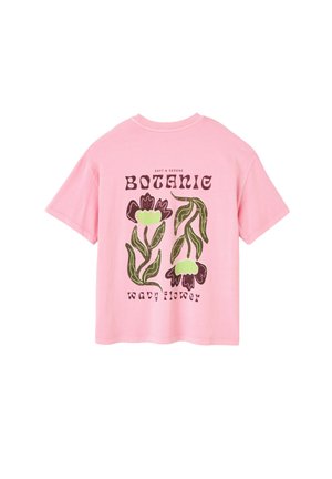 Chemise rose à manches courtes avec un motif botanique présentant deux fleurs ondulées vertes et brun foncé et le texte "Soft & Serene Botanic Wavy Flower."