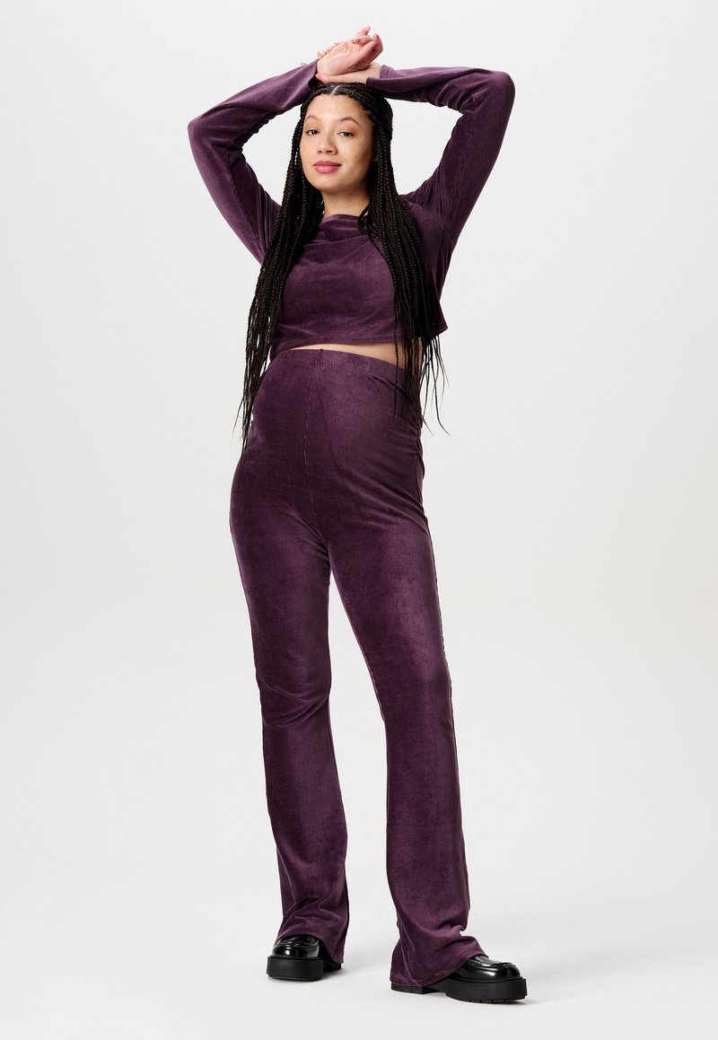 Ensemble en velours violet composé d'un haut crop à manches longues et d'un pantalon évasé. Tissu texturé avec une finition douce et une silhouette ajustée.