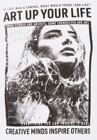 Biała koszulka z czarnym nadrukiem graficznym przedstawiającym twarz kobiety, tekstowymi wzorami i artystycznymi elementami o teksturowanym, abstrakcyjnym wyglądzie.