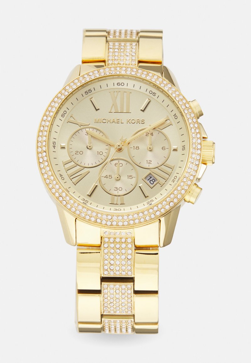 Gouden roestvrijstalen chronograafhorloge met een gestructureerde schakelband, een met kristallen bezette lunette en een gouden, gedrukt wijzerplaat met Romeinse cijfers.