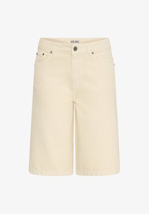 Shorts en denim couleur crème, longueur au niveau des genoux, avec poches avant, passants pour ceinture et fermeture par bouton, étiquette de marque "ICHI" visible à l'intérieur de la ceinture.