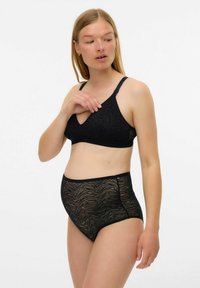 Melns apakšveļas komplekts ar fakturētu zebras rakstu. Krūšturis ar regulējamām lencītēm un V veida izgriezumu, bet augsta jostas daļa biksītēm nodrošina pilnīgu segumu.