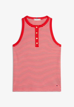 Camiseta sin mangas de rayas rojas y blancas con escote redondo, que presenta tres botones dorados en la parte delantera y un pequeño detalle de logo cerca del dobladillo.