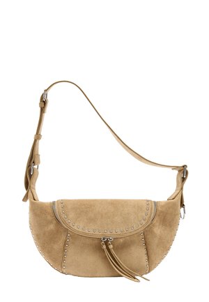 Brzoskwiniowa zamszowa torebka na ramię w kształcie półksiężyca z ozdobnymi srebrnymi ćwiekami na klapie i bokach, regulowanym paskiem oraz podwójnym zamkiem błyskawicznym z frędzlami.