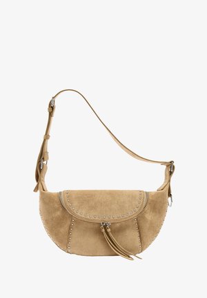 Brzoskwiniowa zamszowa torebka na ramię w kształcie półksiężyca z ozdobnymi srebrnymi ćwiekami na klapie i bokach, regulowanym paskiem oraz podwójnym zamkiem błyskawicznym z frędzlami.