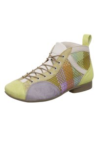 Stivaletti con lacci in una combinazione di pelle verde, viola e beige. Presentano un design intrecciato a fantasia, suola piatta e una linguetta sul retro.