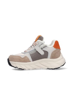 Sportieve kindersneaker met beige suède, grijs mesh, witte zool, oranje hielstuk en veters met zijrits en klittenbandsluiting.