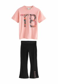 Ružové bavlnené tričko s kvetinovým grafickým motívom "TB" a čierne tepláky so logom na páse a bočnými pruhmi. Pohodlný dvojdielny outfit.