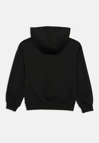 Hanorac negru cu glugă, cu manșete și tiv striate, realizat dintr-un material moale, cu croială lejeră și fără logo-uri sau modele vizibile.