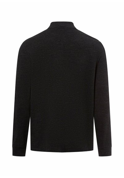 Schwarzes Langarm-Polohemd aus strukturiertem Stoff mit flachem Kragen und geradem Saum, ohne sichtbare Marken oder Muster auf der Rückseite.