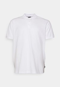 Biała koszulka polo z krótkim rękawem, z kołnierzykiem i trzema guzikami, z delikatnym haftem logo na piersi oraz małą metką po boku.