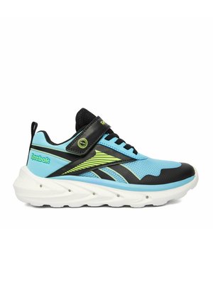 Zapatilla infantil Reebok azul y negra con detalles en verde lima, cierre de velcro negro, suela blanca acolchada y parte superior de malla transpirable.