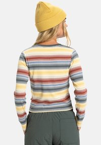 Langsleeve, aansluitend shirt met meerkleurige strepen (geel, grijs, rood, blauw) in een ribbeltextuur. Heeft een ronde halslijn en een contrasterende muts.