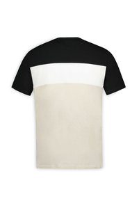 T-shirt a maniche corte con parte superiore nera, striscia centrale bianca e parte inferiore beige. Materiale in cotone; texture liscia con dettagli di cucitura.