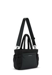 Bolso tote acolchado negro con asas dobles y una correa de hombro desmontable. Cuenta con un bolsillo delantero y una textura de tela suave.