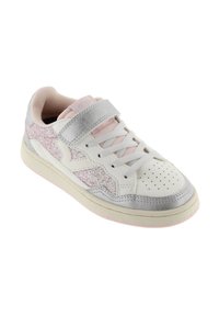 Sneaker in pelle bianca con accenti argentati, dettaglio di glitter rosa sui lati, chiusura con lacci e velcro, punta perforata, suola in gomma.