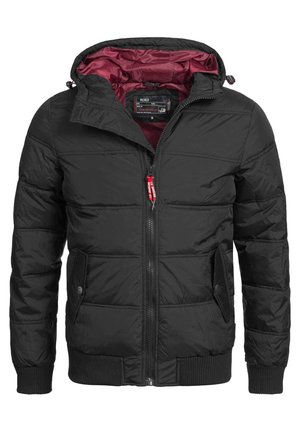 Chaqueta puff negra con capucha, presenta un forro interior burdeos, cierre frontal con cremallera y tirador rojo, y puños acanalados. Dos bolsillos laterales visibles.