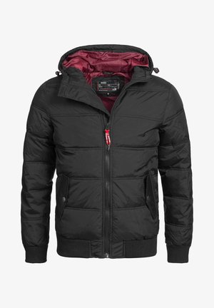 Černá plněná bunda s kapucí, na vnitřní straně s vínovým podšívkou, se zipem vpředu a červeným taháčkem, a manžetami s žebrováním. Viditelné jsou dvě boční kapsy.