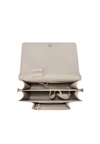 Sac en cuir beige avec une fermeture à rabat, bouton-pression, plusieurs compartiments intérieurs et une poche zippée. Texture lisse et design structuré.