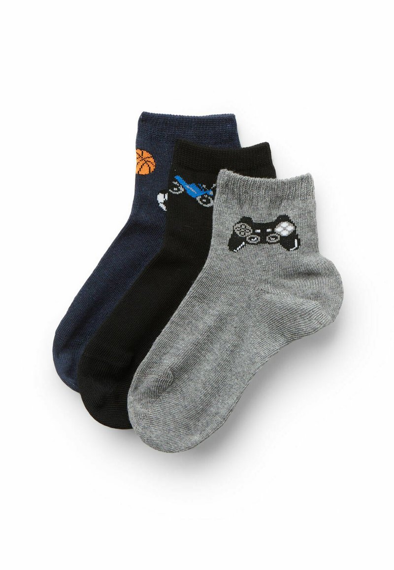 Trzy pary bawełnianych skarpetek: granatowe z grafiką koszykówki, czarne z samochodem oraz szare z wzorem kontrolera do gry. Teksturowane wykończenie dzianiny.