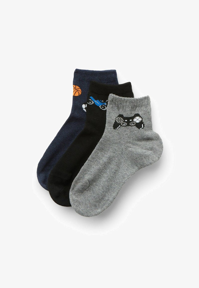 Drei Paare Baumwollsocken: marineblau mit einem Basketball-Graphic, schwarz mit einem Auto und grau mit einem Design eines Spielcontrollers. Strukturiertes Strickfinish.