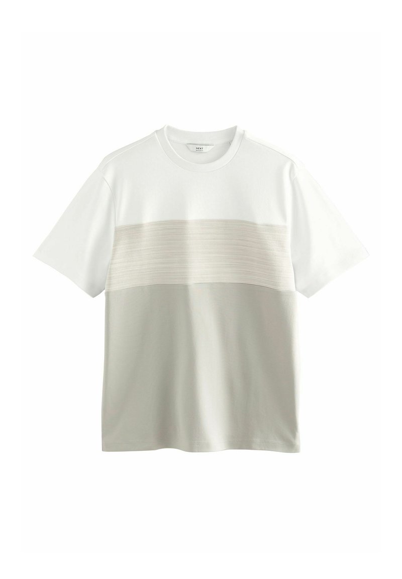 T-shirt à manches courtes en blanc et gris clair. Présente une rayure horizontale texturée sur la poitrine. Fabriqué en tissu doux et respirant.