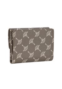 Kleine grijze leren portemonnee met herhaald wit geometrisch patroon, dichtgevouwen, weergegeven tegen een witte achtergrond.