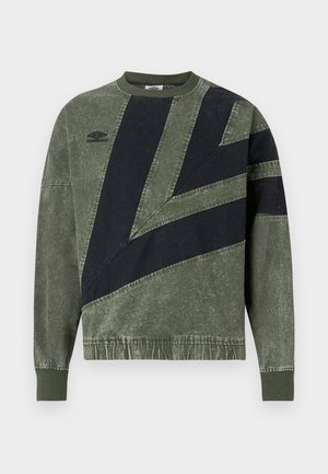 Dlhý rukáv, zeleno-čierny sveter s farebnými blokmi, s rebrovanými manžetami a golierom, s logom Umbro na ľavej strane hrude.