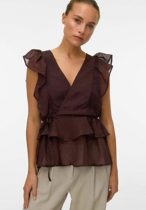 Burgundowa bluzka w stylu wrap z falbanami na krótkich rękawach, warstwowym designem i wiązaniem w talii, wykonana z lekkiego, teksturowanego materiału.
