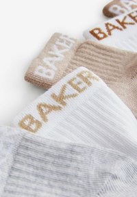 Drei Paar Socken in Beige, Weiß und Hellgrau; jede hat eine gerippte Textur mit „BAKER“, das in kontrastierenden Farben am Bündchen gestickt ist.