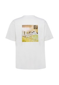 Weißes T-Shirt mit einer Grafik einer Stadtsilhouette und einem Berg unter einem bewölkten Himmel, Text „OFF DUTY GEAR“ oben rechts.