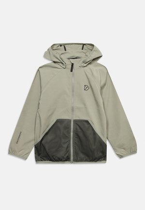 Jachetă bej deschis cu glugă, fermoar complet frontal, buzunare negre din plasă în partea de jos frontală, manșete elastice și logo pe piept și mânecă.