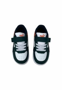 Sneaker verdi e bianche con tomaia in pelle sintetica, chiusura con lacci e strap in Velcro, punte perforate e logo arancione a contrasto.