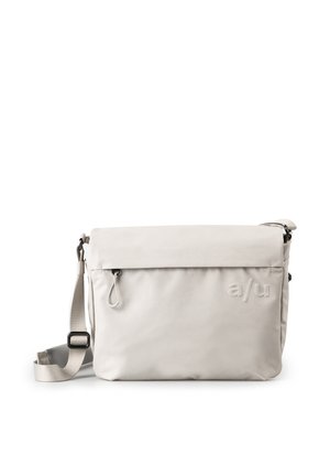 Lichtgrijze crossbody messenger bag met verstelbare riem, voorvak met rits en geperst "a/u"-logo op een gladde stoffen oppervlak.