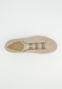 Beiger Wildleder-Slipper mit elastischen Bändern und gepolsterter Innensohle, mit abgerundeter Spitze und strukturierter Oberfläche. Keine sichtbaren Schnürsenkel oder Beschläge.