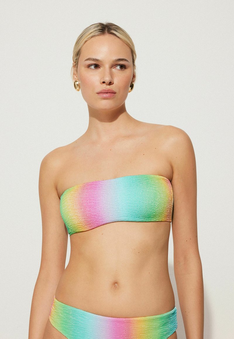 Bikini set s texturovaným bezramínkovým bandeau topem a odpovídajícími kalhotkami. Gradientní barvy přecházející od tyrkysové po růžovou vytvářejí živý vzhled.