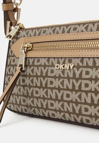 DKNY BRYANT AVE  - Borsa a mano - chino/cappuccino