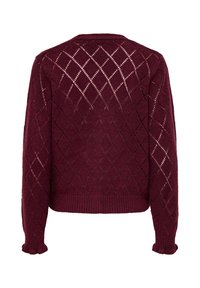 Pull en maille bordeaux avec un motif de losanges, bords côtelés aux manches et à l'ourlet, et un col rond, mettant en valeur une texture en tissage ouvert au dos.
