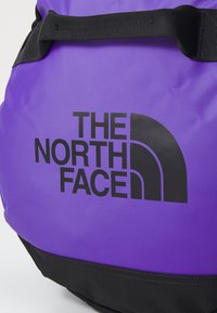 The North Face BASE CAMP DUFFEL - L - Valigia - peak purple/tnf black